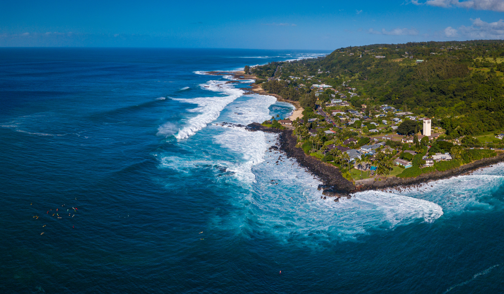Vista aérea do North Shore em Oahu com surfistas em Waimea Bay
