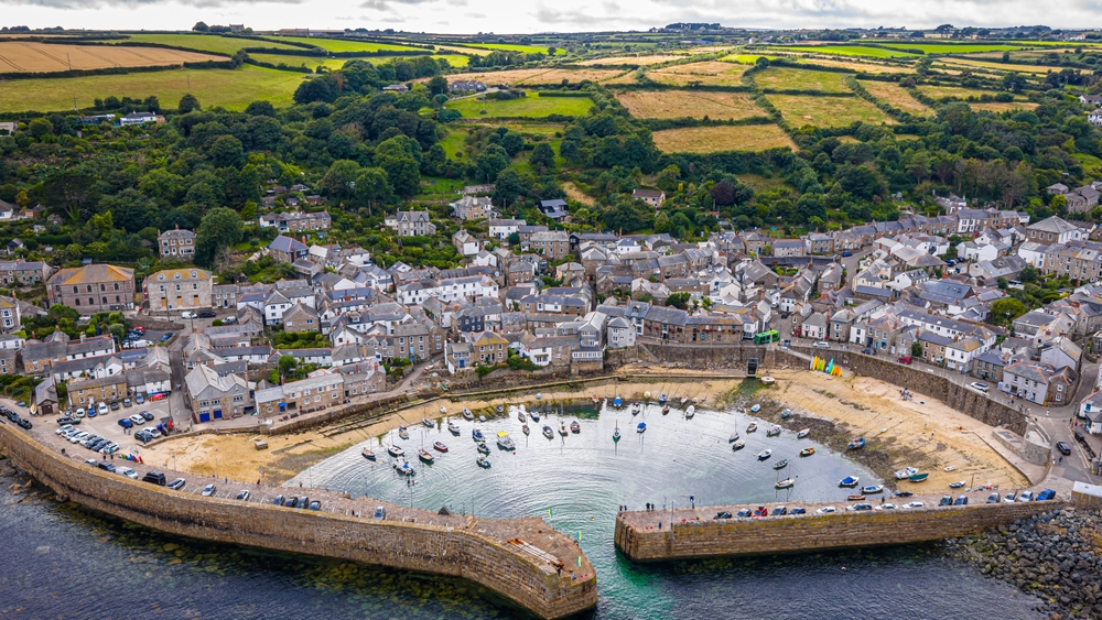 Vista aérea do porto de Mousehole, na Cornualha