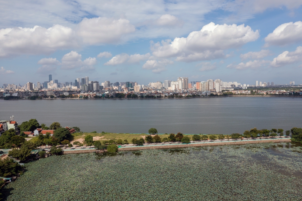 Vista aérea do West Lake e do distrito de Tay Ho, em Hanói