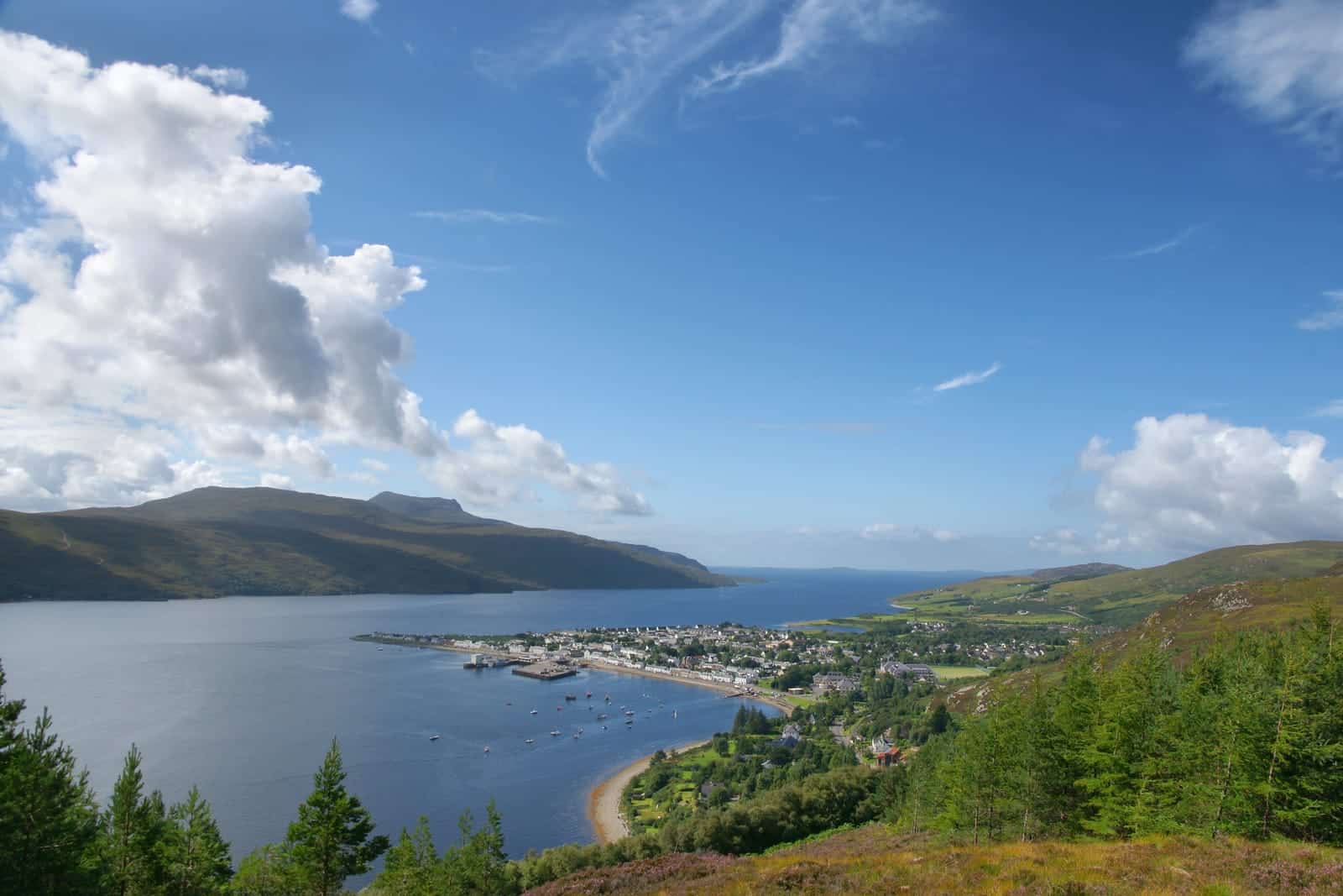 Vista através do Loch Broom em direção a Ullapool e às colinas ao redor