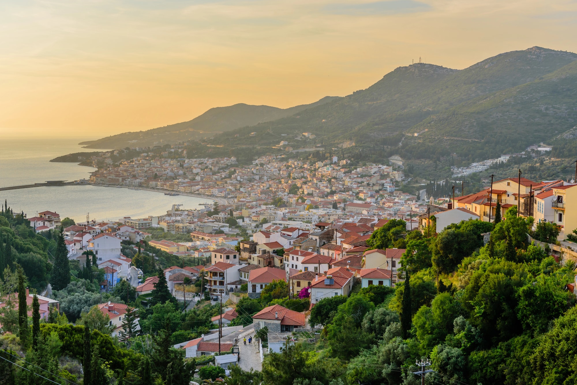 Vista da Cidade de Samos, sua baía e as colinas ao redor ao pôr do sol