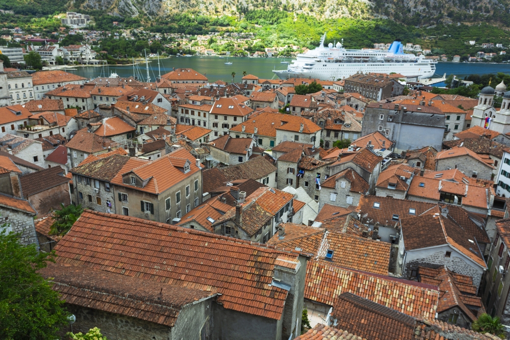 Vista da Cidade Velha de Kotor e da Baía de Kotor