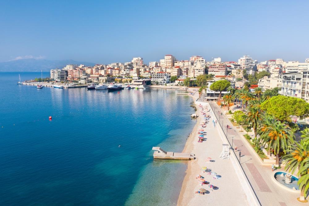 Vista de Saranda com a orla e o porto