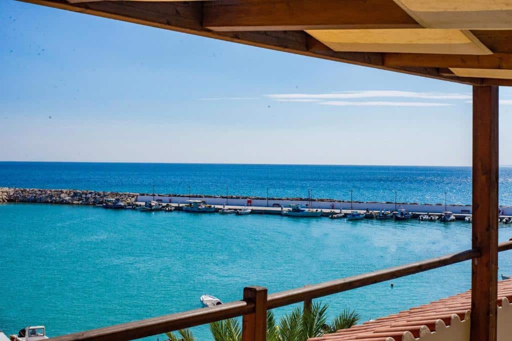 Vista de um terraço sombreado para o mar e o quebra-mar em Ireon