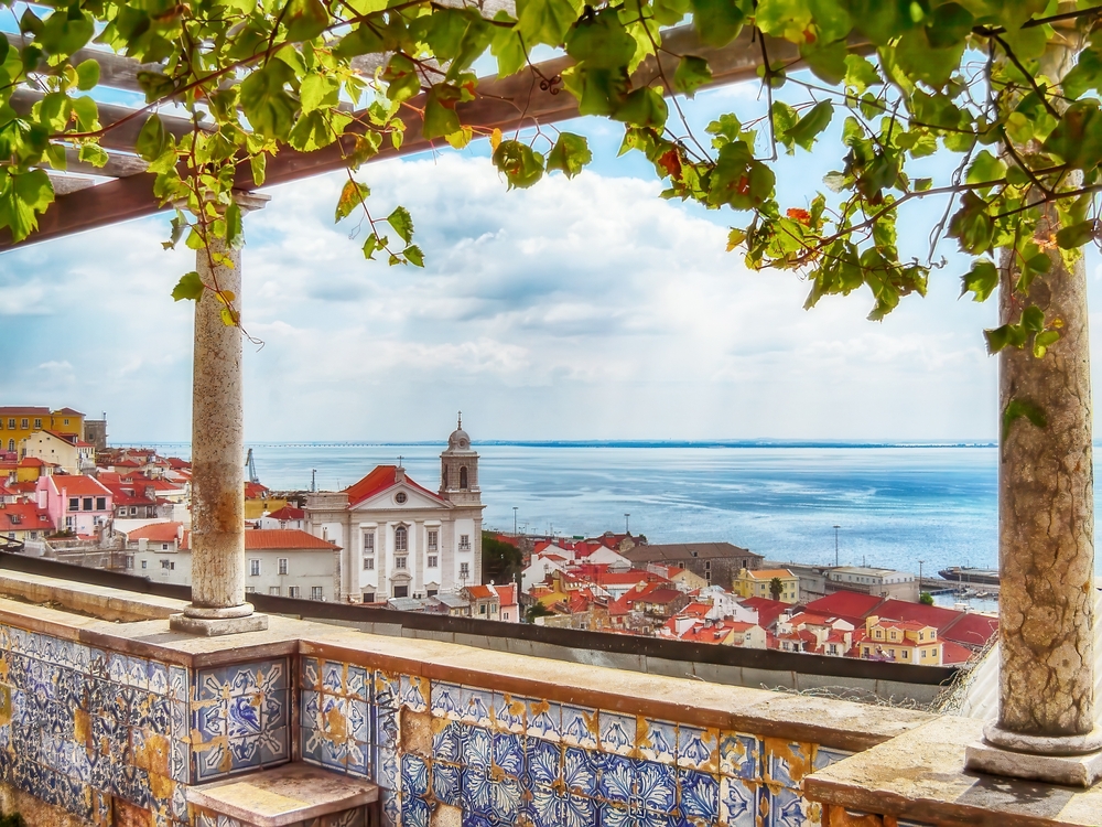 Vista do Miradouro de Santa Luzia sobre Alfama e o Tejo, em Lisboa