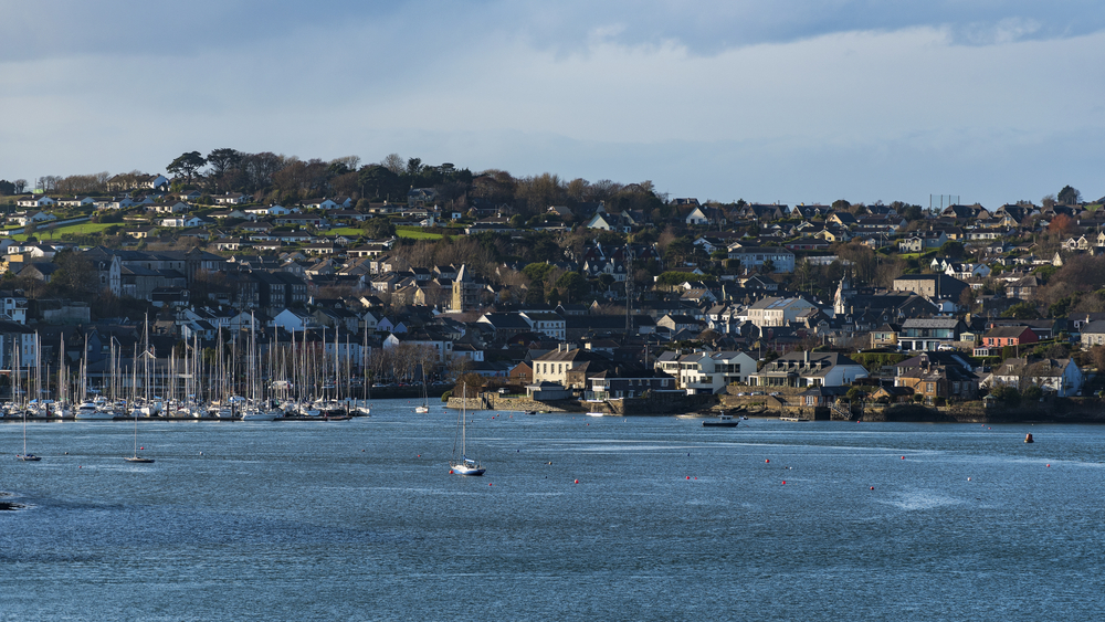 Vista panorâmica da colorida cidade de Kinsale, no Condado de Cork