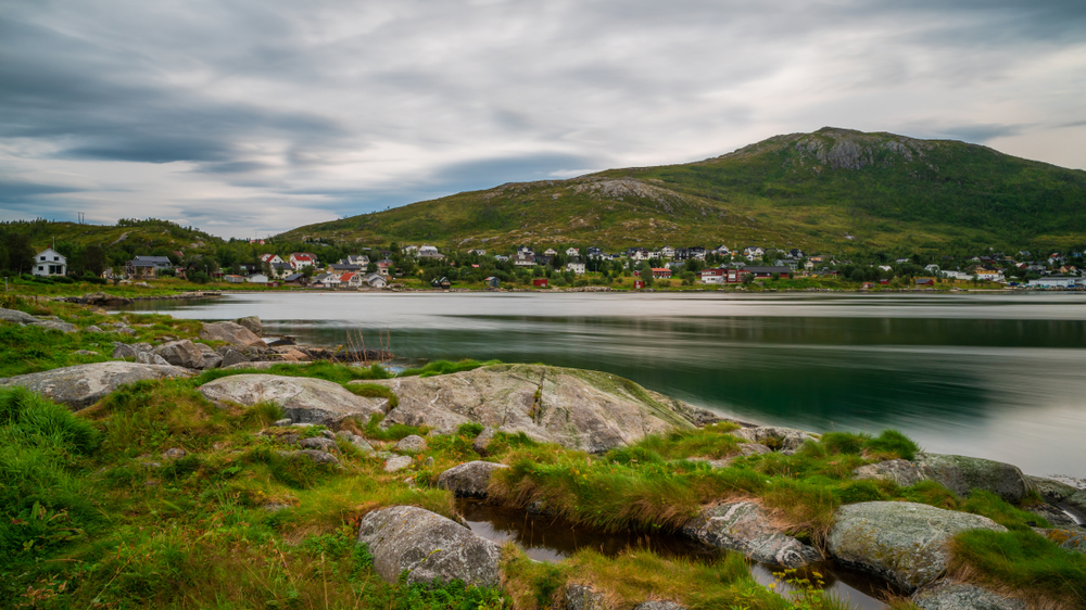 Vista panorâmica do Ersfjorden e do vilarejo de Ersfjordbotn, em Kvaløya