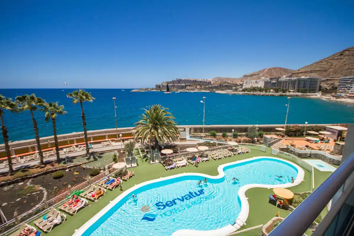 Vista para o mar da piscina do Servatur Green Beach