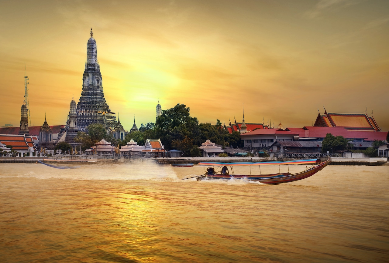 O Wat Arun, em Bangkok, é uma das atrações imperdíveis da sua viagem à Tailândia.