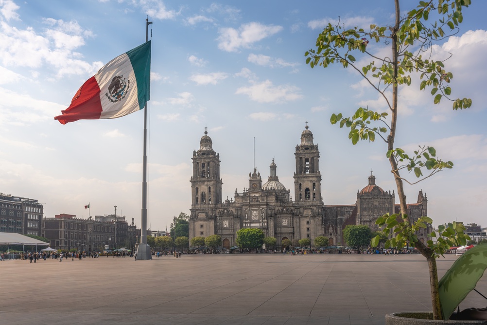 O Zócalo com a bandeira mexicana e a catedral no Centro Histórico da Cidade do México